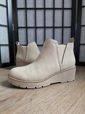 Chelsea Wedge Tan Faux Leather Boots 8 like new!